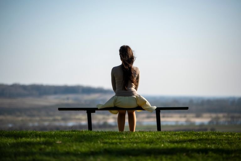9 Signs You Feel Lonely Even When You’re Together
